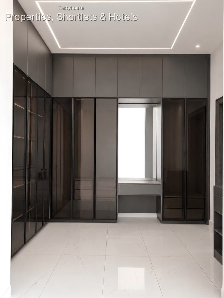 Premium 4 Bedroom Townhouse with 1 Room B0