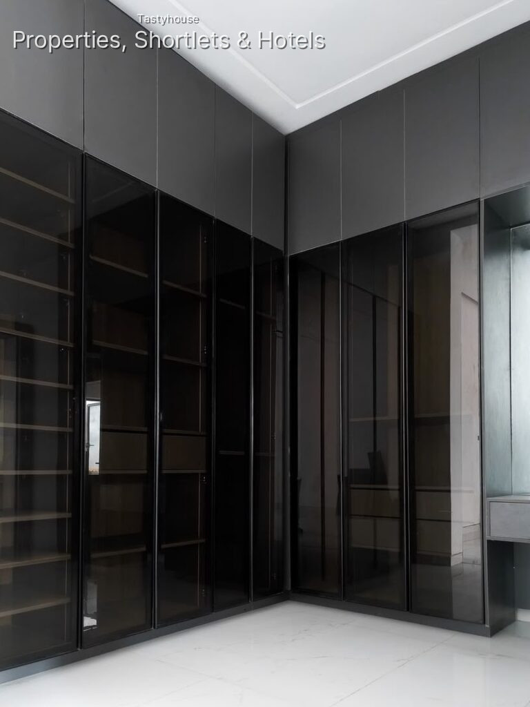 Premium 4 Bedroom Townhouse with 1 Room B0