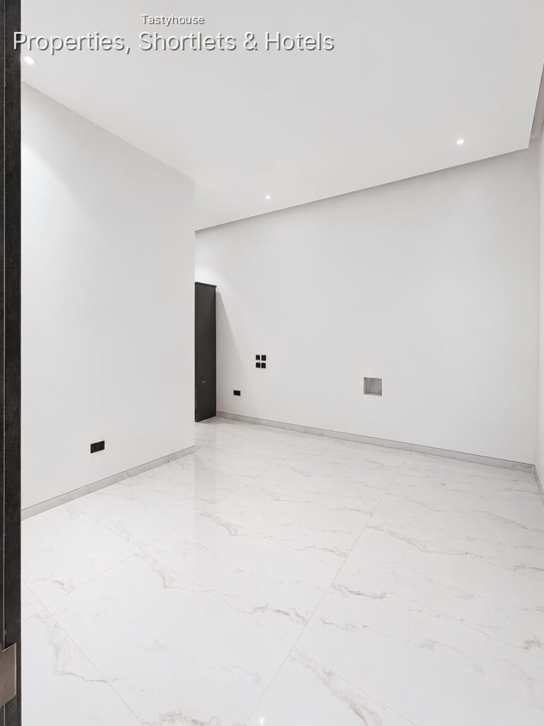 Premium 4 Bedroom Townhouse with 1 Room B0