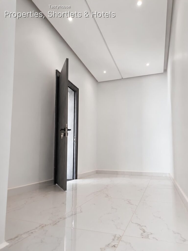 Premium 4 Bedroom Townhouse with 1 Room B0