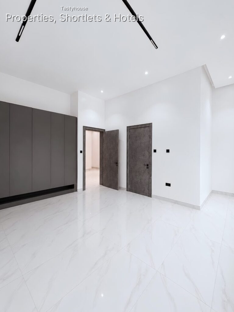 Premium 4 Bedroom Townhouse with 1 Room B0
