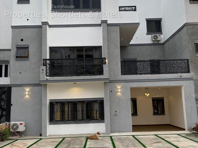 5 bedroom fully fitted Duplex in a spacious mini
