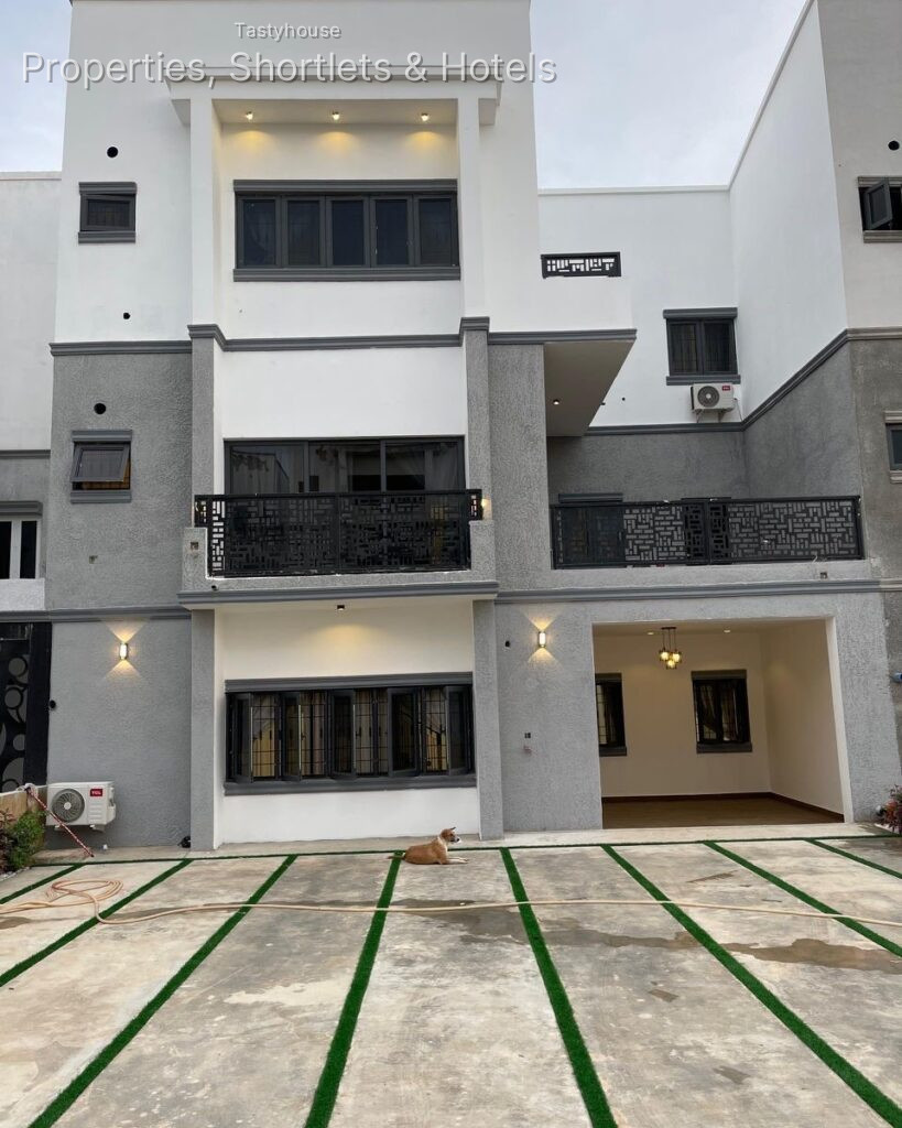 5 bedroom fully fitted Duplex in a spacious mini