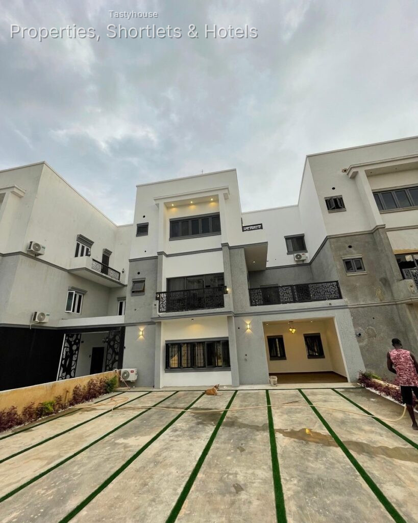 5 bedroom fully fitted Duplex in a spacious mini