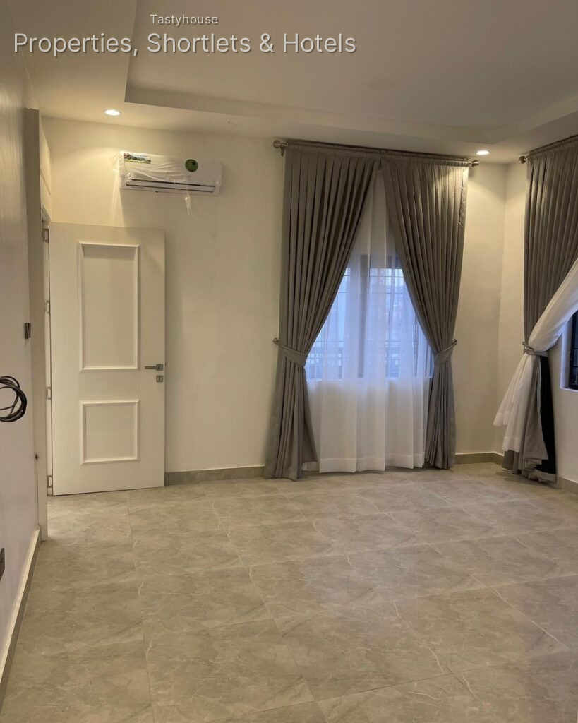 5 bedroom fully fitted Duplex in a spacious mini