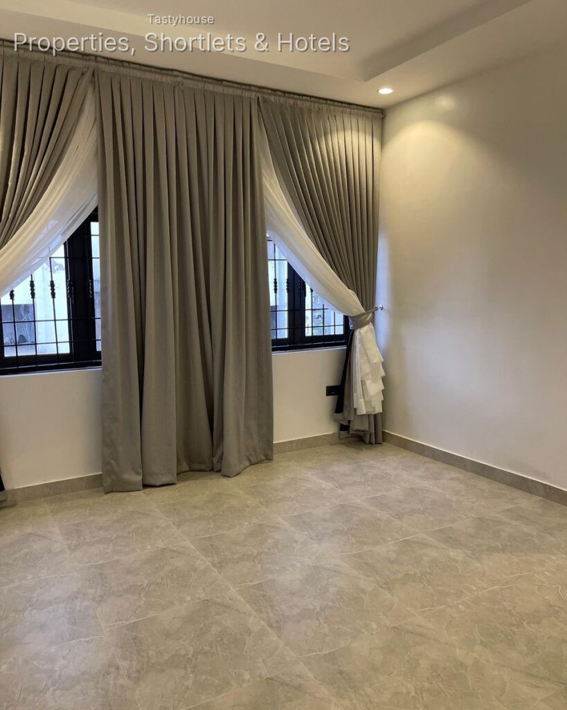 5 bedroom fully fitted Duplex in a spacious mini