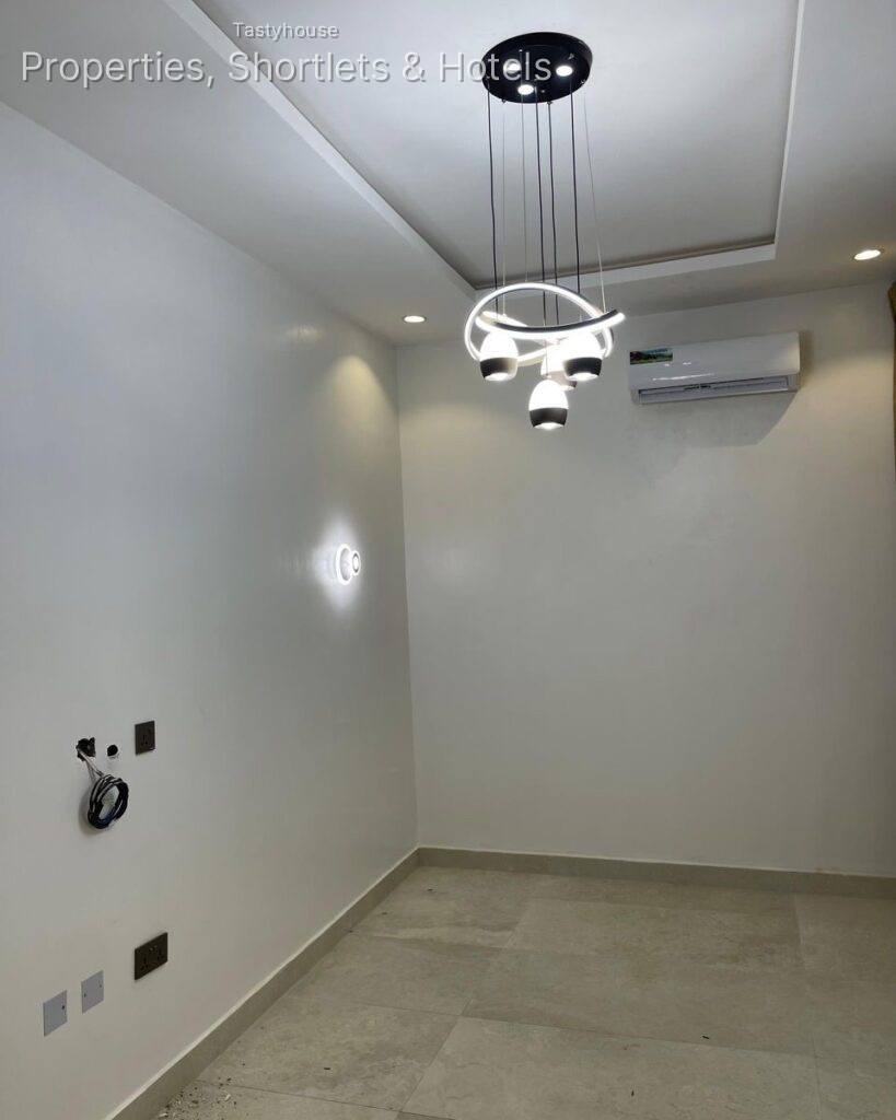 5 bedroom fully fitted Duplex in a spacious mini