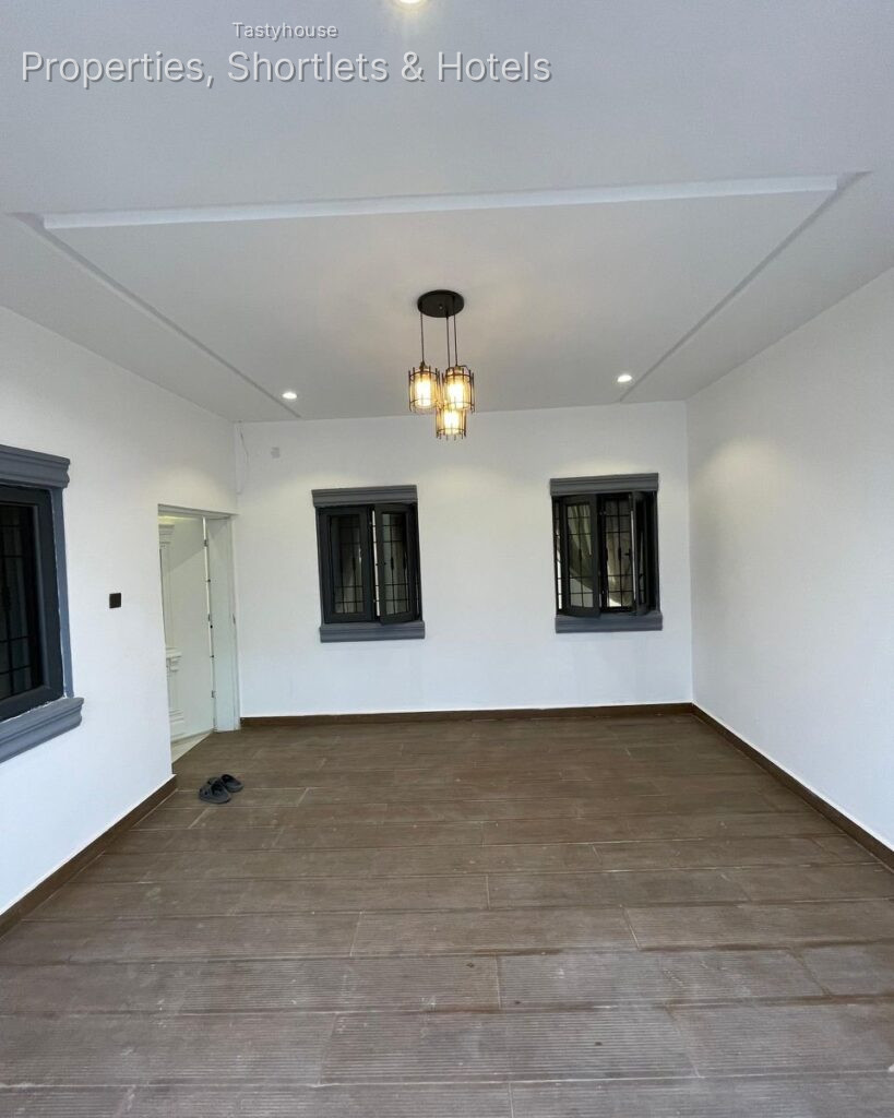 5 bedroom fully fitted Duplex in a spacious mini