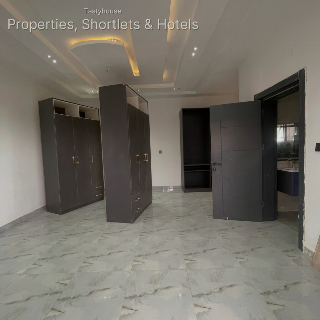 5 Bedroom Semi Detached Duplex 1 Room Bq
