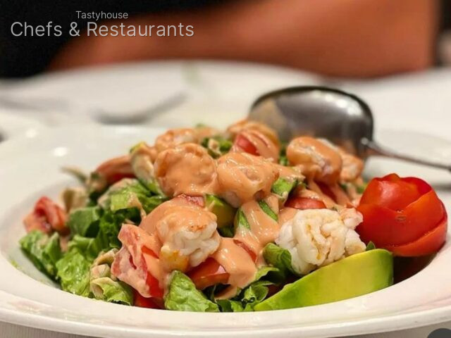Avocado prawn salad