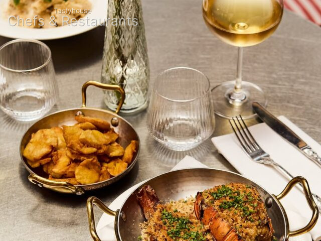 Lobster crisp pours