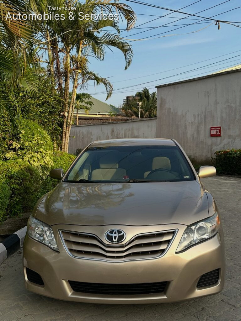 2010 TOYOTA CAMRY LE