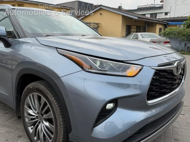 2022 TOYOTA HIGHLANDER PLATINUM