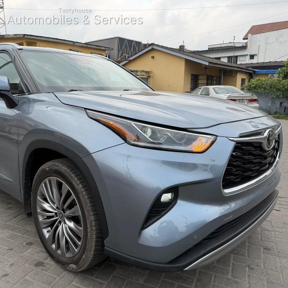2022 TOYOTA HIGHLANDER PLATINUM