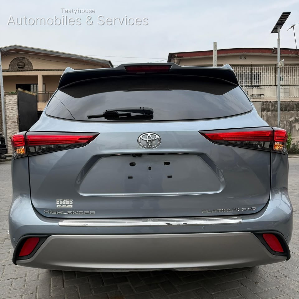 2022 TOYOTA HIGHLANDER PLATINUM