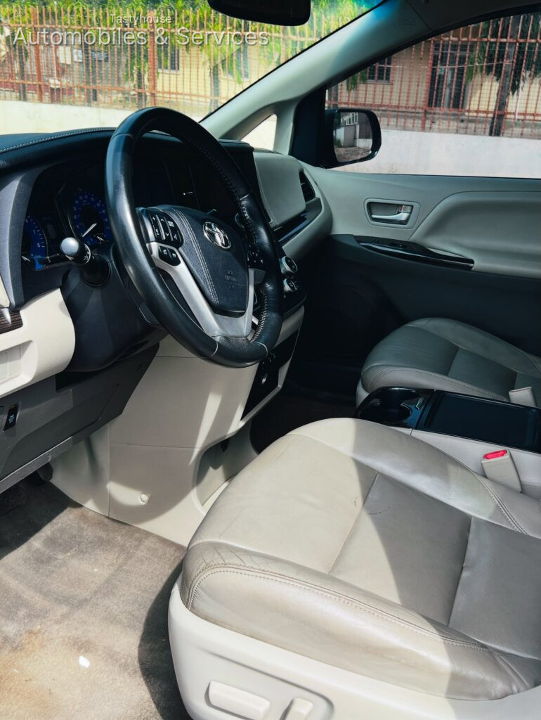 2016 TOYOTA SIENNA