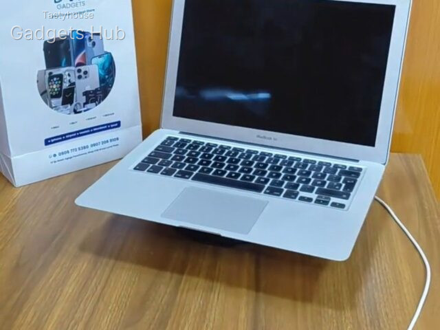 MACBOOK AIR